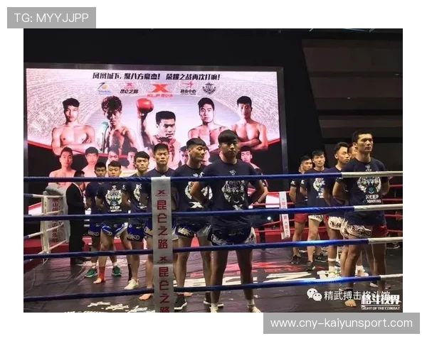 自由搏击选手比赛中突然跳跃扭身踢翻对手