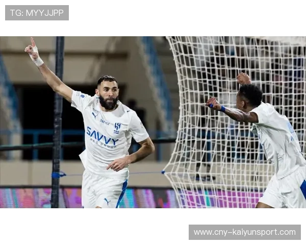 本泽马在沙特新月首战进球如潮，带领球队夺胜